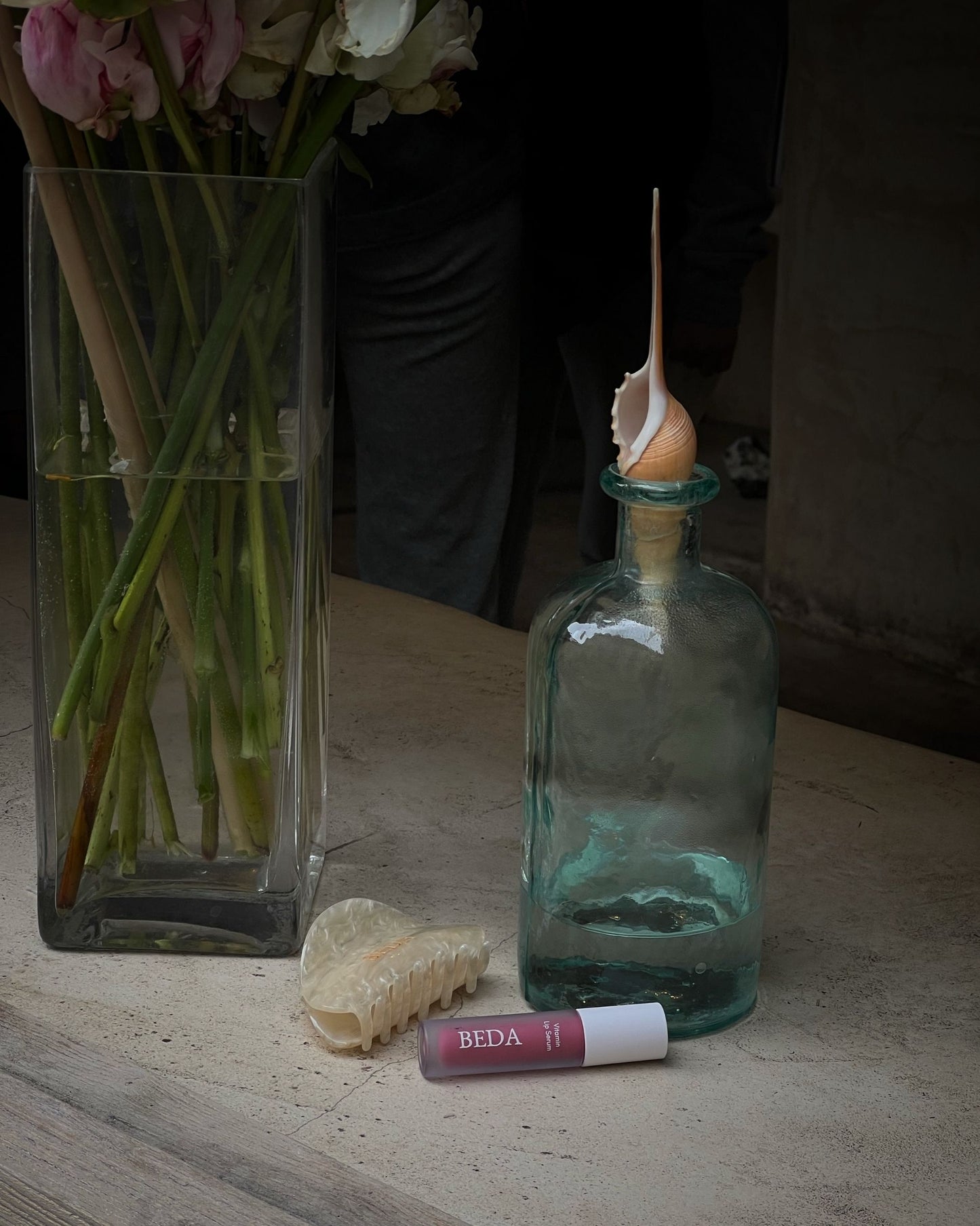 Claw clip and hydrating lip gloss BEDA Skin